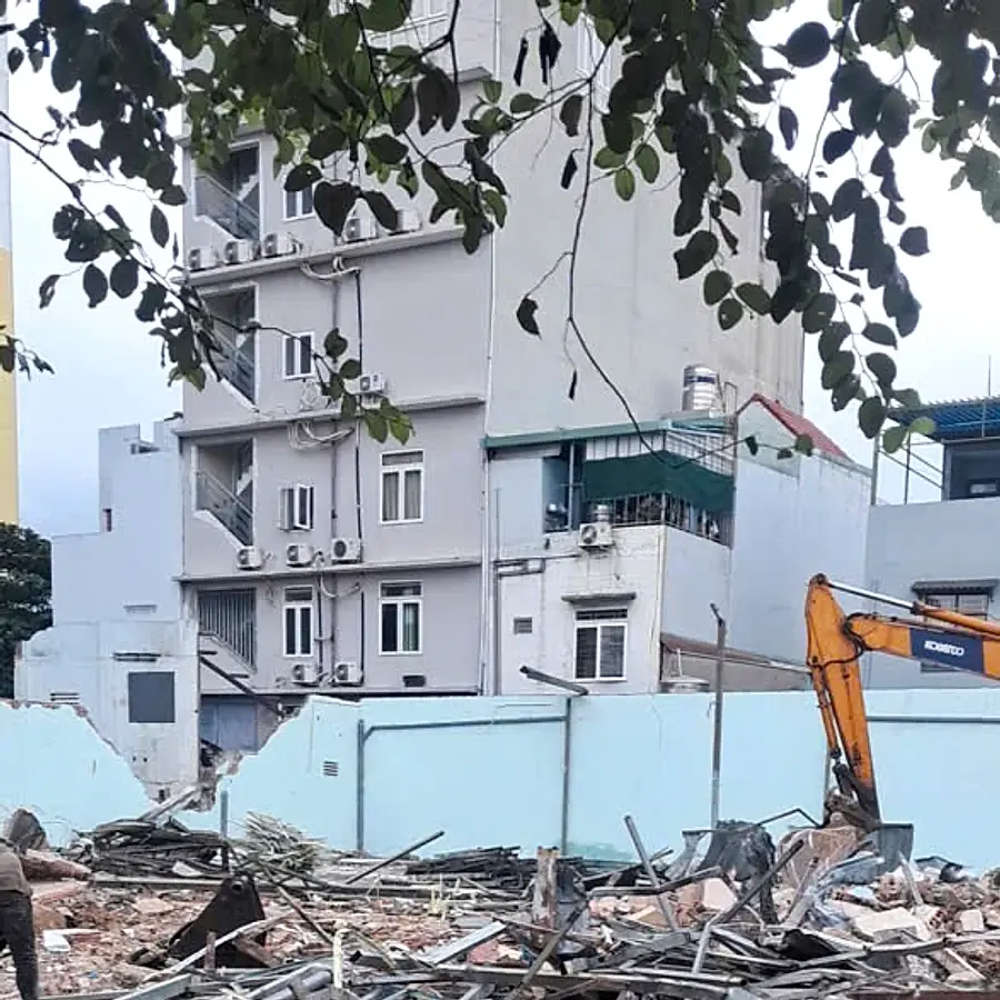 Công trường phá dỡ nhà phố tại Lái Thiêu – máy xúc dọn xà bần khu dân cư.