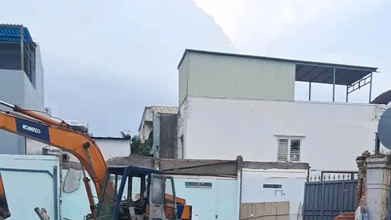 Phá dỡ nhà dân – máy xúc xử lý xà bần tại công trường khu dân cư Lái Thiêu.